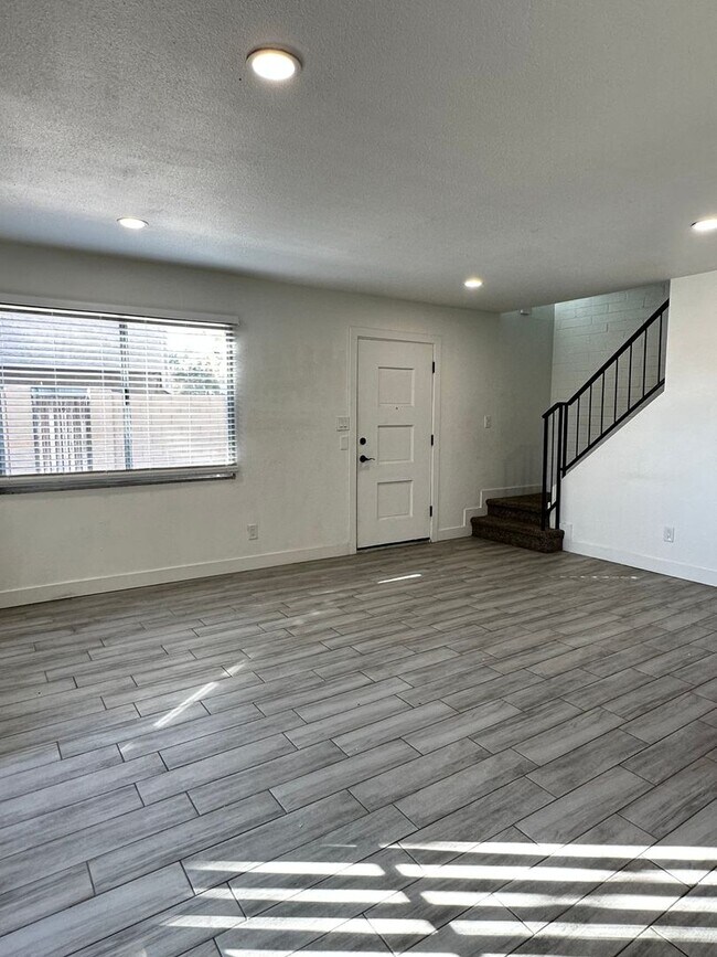 Building Photo - Beautifully Upgraded 3 Bedroom 1 Bathroom ...