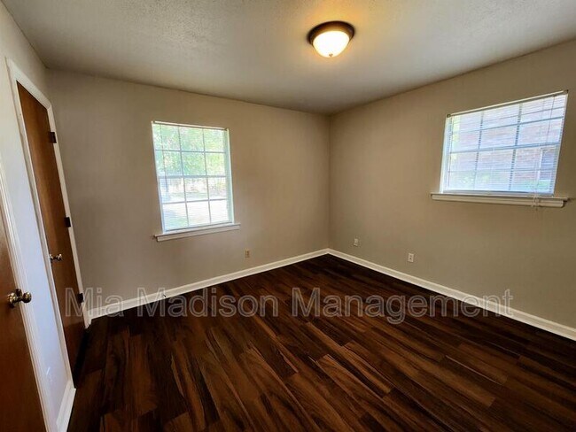 Building Photo - 4407 Caroline Dr