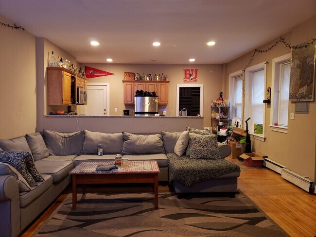 Foto del edificio - Large 4 bed in Allston