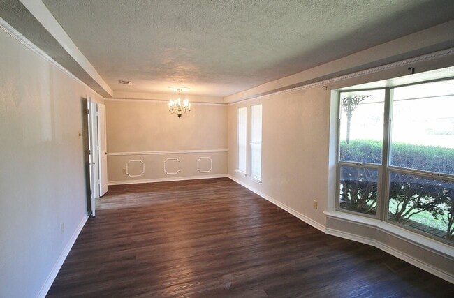 Building Photo - Lovely 4/2.5 in Dallas Ready for Move-In!