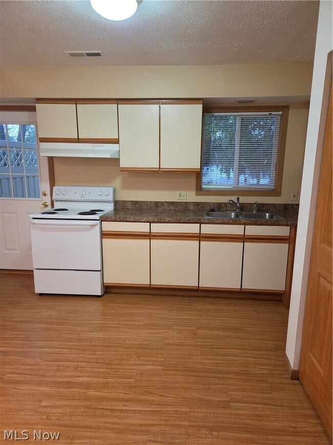 Building Photo - 240 Lilac Pl