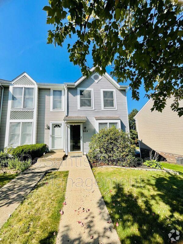 Building Photo - 925 Elm Ct