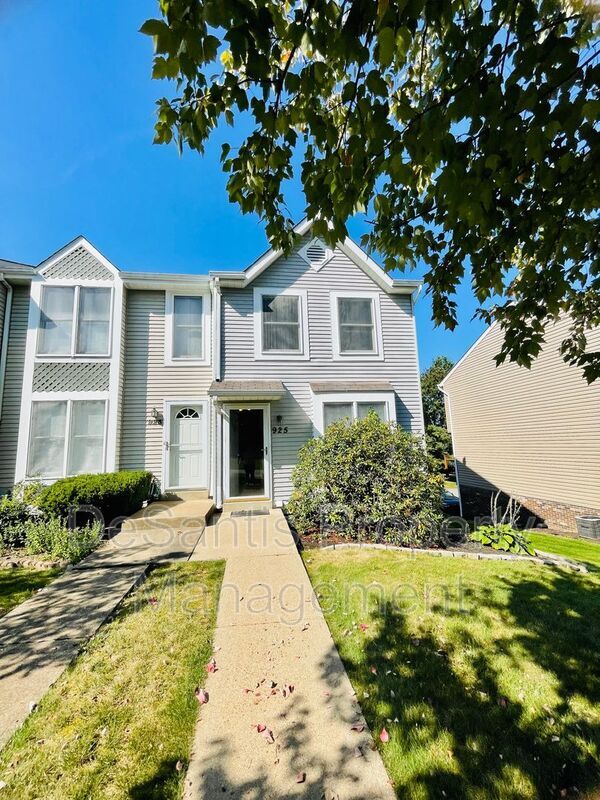Primary Photo - 925 Elm Ct
