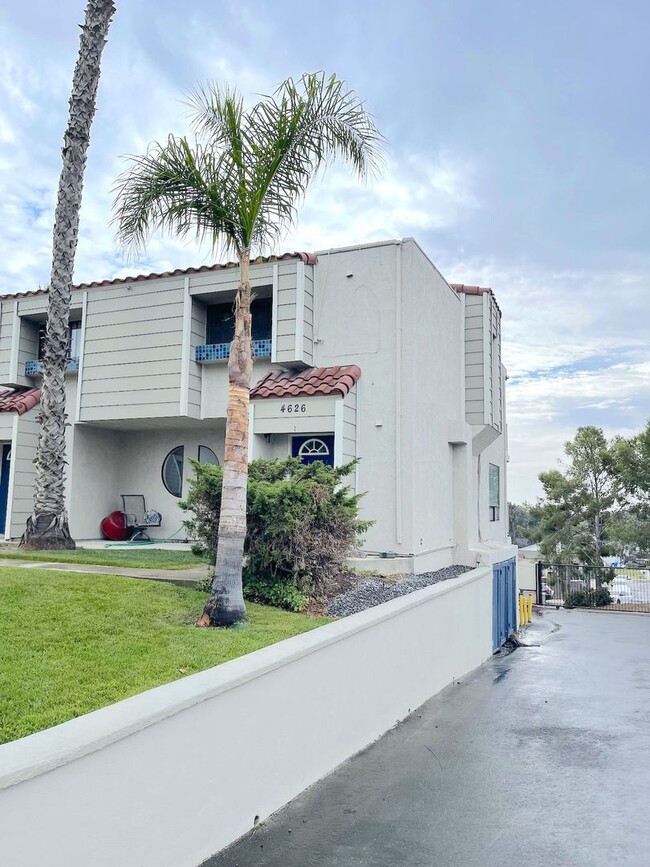 Building Photo - Upgraded Tri-Level Townhome w/ 2-Car Garage