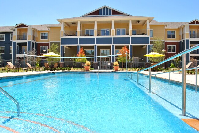 Mariposa en Jason Avenue de la piscina - Mariposa Jason Avenue 55+ Apartment Homes