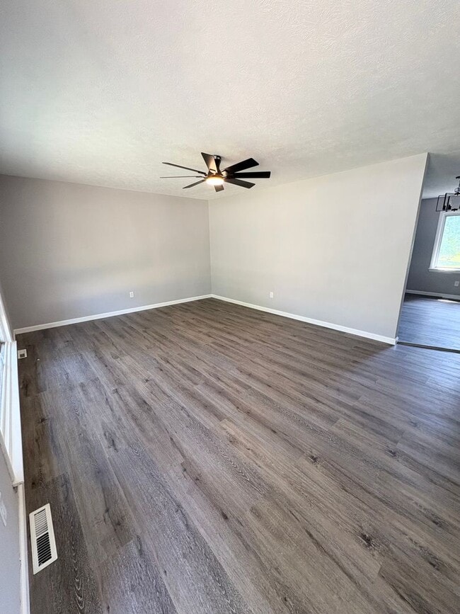 Building Photo - Spacious & Updated 4 Bedroom Home!