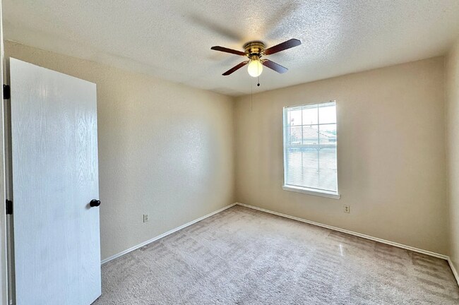 Building Photo - 4 Bedroom 2 Bath - Convenient Location