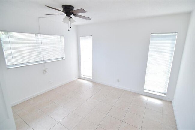 Foto del edificio - 701 NE 10th St