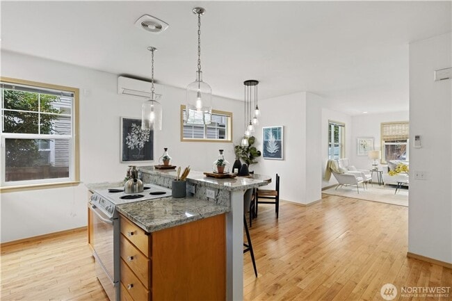 Building Photo - Spacious 3bd/3ba Townhouse
