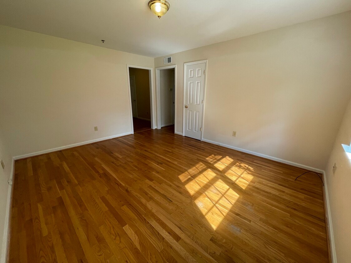 Foto principal - 1904 Courtney Dr