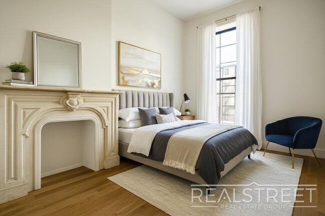 Foto del edificio - NEW & Charming 3 Bed Parlor Floor-through ...
