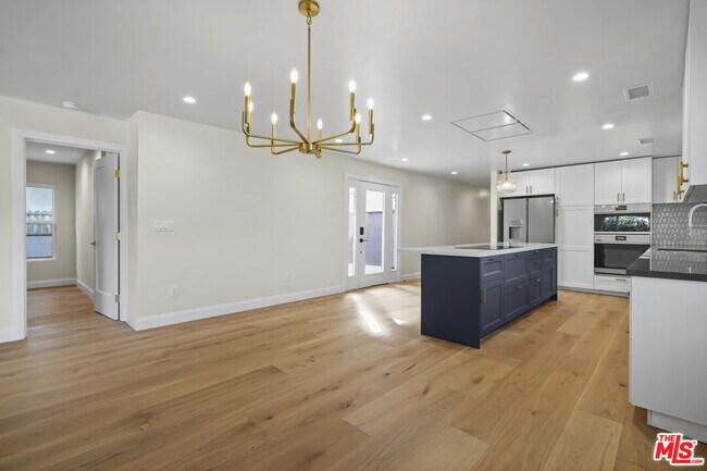 Foto del edificio - 4762 Charters Ave