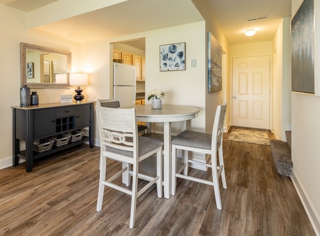 Building Photo - Seven Oaks Townhomes