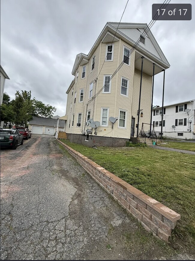 Foto del edificio - Beautiful 3 Bedroom 1 Bath Apartment Located in Worcester, MA