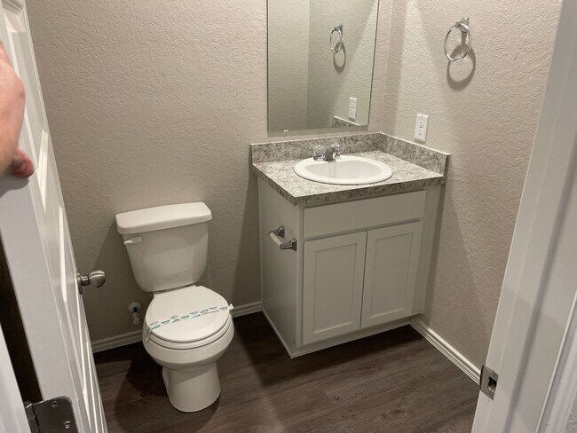 Foto del edificio - PRELEASING NOW! Charming Three Bedroom | Two and a Half Bathroom Home in Scott's Hollow