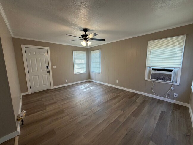 Foto del edificio - 304 W Main St