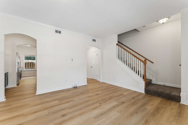 Building Photo - 553 Rosedale Ave