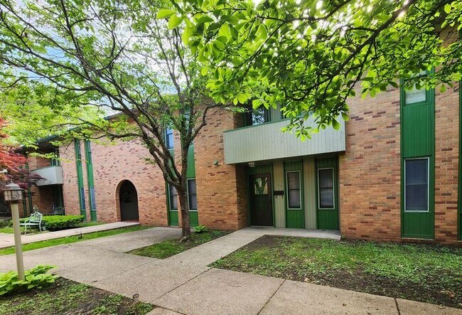 Foto del edificio - Charming 1-Bedroom Courtyard Level Apartme...