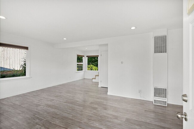 Building Photo - Remodeled 3-Bedroom Home Near American Lake!