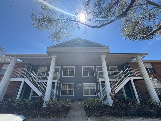 Foto del edificio - Charming 2-Bedroom Condo with Pool Access & Water Included – Prime Orlando Location