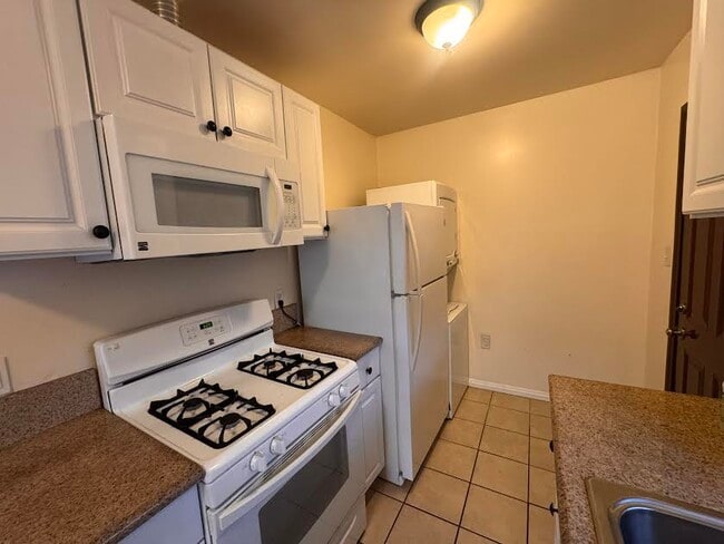Building Photo - 2131 La Paloma Ave