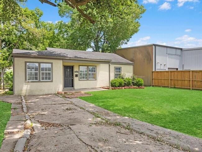 Building Photo - 904 Pleasant Dr