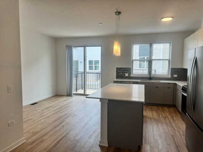 Foto del edificio - New Construction 3BR/2.5BA Townhome with Attached Garage in Oak Forest, Make your move less expen...