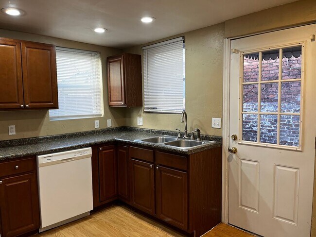 Building Photo - Beautiful & Spacious 3BD/2BTH plus additio...