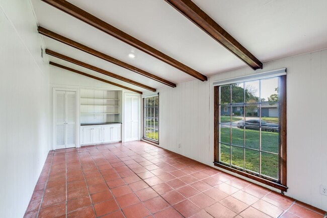Foto del edificio - BEAUTIFUL SINGLE-STORY IN NORTHRIDGE, AHISD