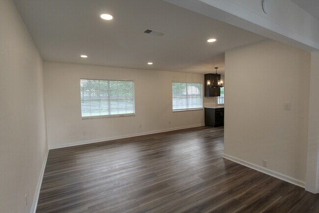 Foto del edificio - 5897 Somerset Dr