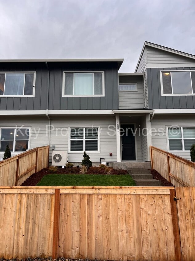 Newer Townhome in North Vancouver/Ridgefield - Newer Townhome in North Vancouver/Ridgefield