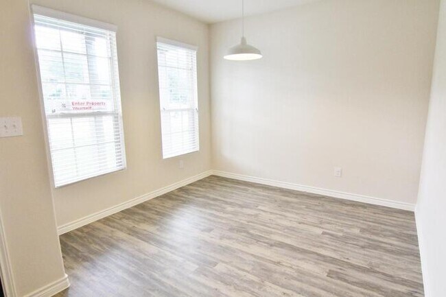 Foto del edificio - 2921 Mayfair Ln