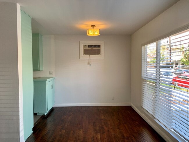 Building Photo - Completely Updated Front Unit