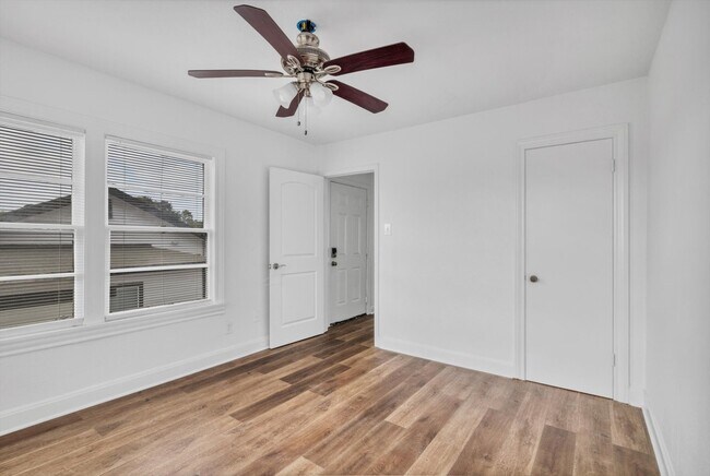 Foto del edificio - 4006 Avenue R 1/2 Rear