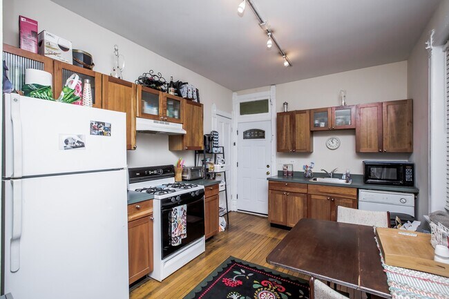 Foto del edificio - Spacious 1bed in Bucktown!  Central Air, Dishwasher, FREE Laundry & Internet!