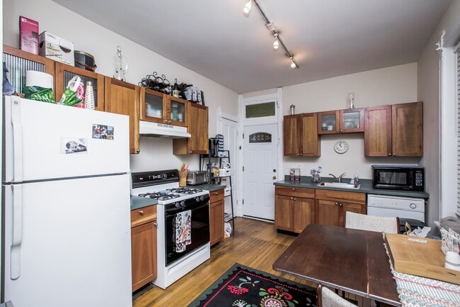 Building Photo - Spacious 1bed in Bucktown!  Central Air, Dishwasher, FREE Laundry & Internet!