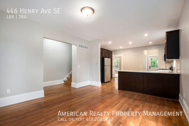 Foto del edificio - 446 Henry Ave SE