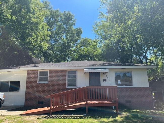 Building Photo - ***3 Bedroom / 1 Bathroom House for Rent i...