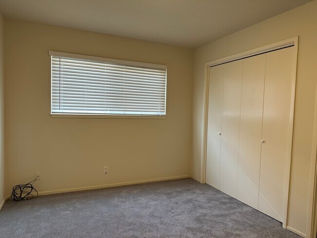 Building Photo - 2315 Pauline Dr