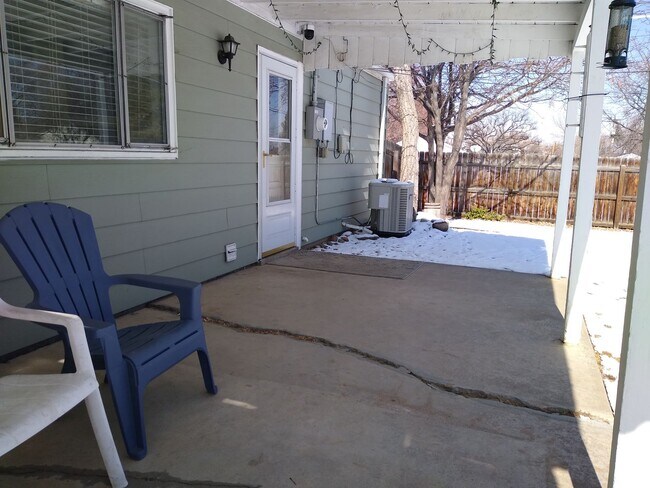 Foto del edificio - University Hills  Adorable 2 Bed 1 Bath Home with HUGE Fenced Yard, Central Air/Heat, Garage and ...