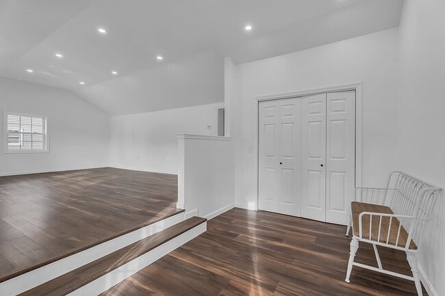 Building Photo - 297 Elm St