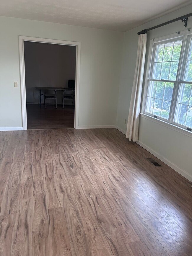 Building Photo - Spacious 3 Bedroom Home Close to JMU, EMU & Downtown Harrisonburg!