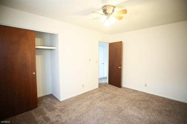 Building Photo - 2 br, 1 bath  - Line Street Duplexes