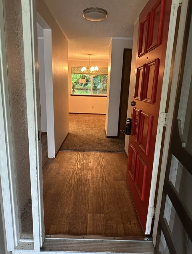 Building Photo - 3 Bed, 2 Bath Ranch in Hazel Dell!