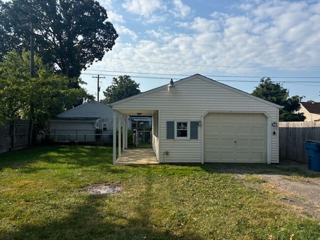 Building Photo - Charming 2 Bedroom 1 Bath House on the Eas...