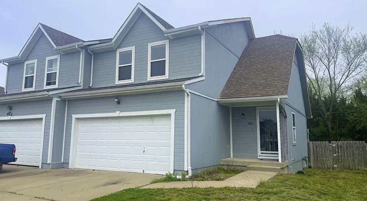 Foto principal - 19009/19011 S Ash St, Belton, MO 64012