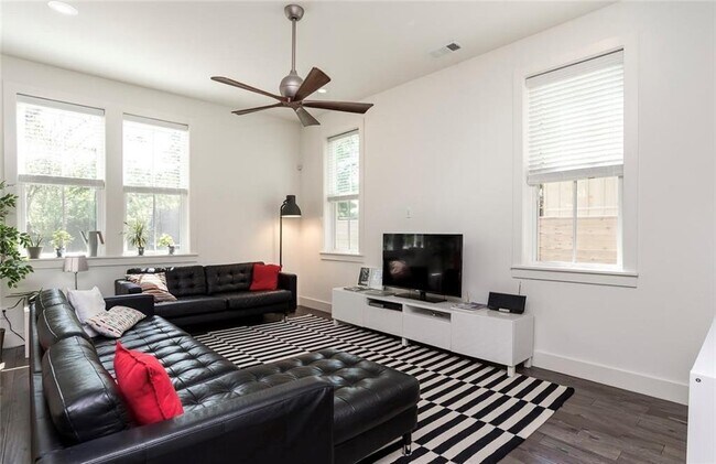 Foto del edificio - 306 NW H St