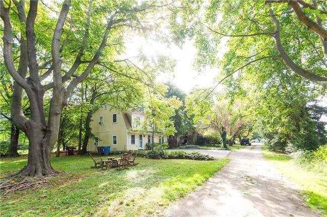 Building Photo - 554 E Main Rd