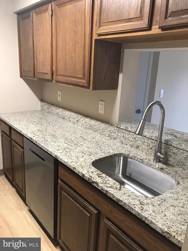 Building Photo - 4811 Ravens Crest Dr