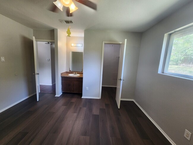 Foto del edificio - 6916 Pondsdale Ln